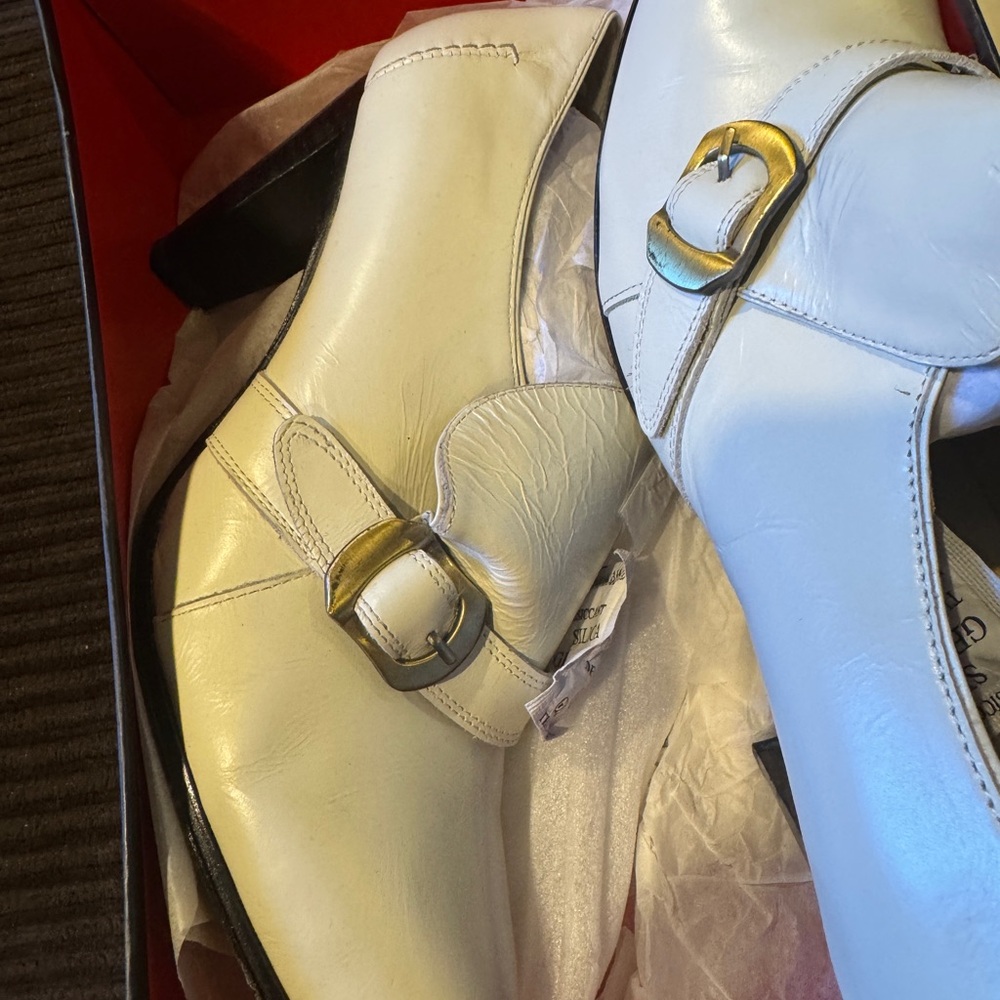 BCBG LEATHER Elegant Cream Heeled SHOE BOOTS